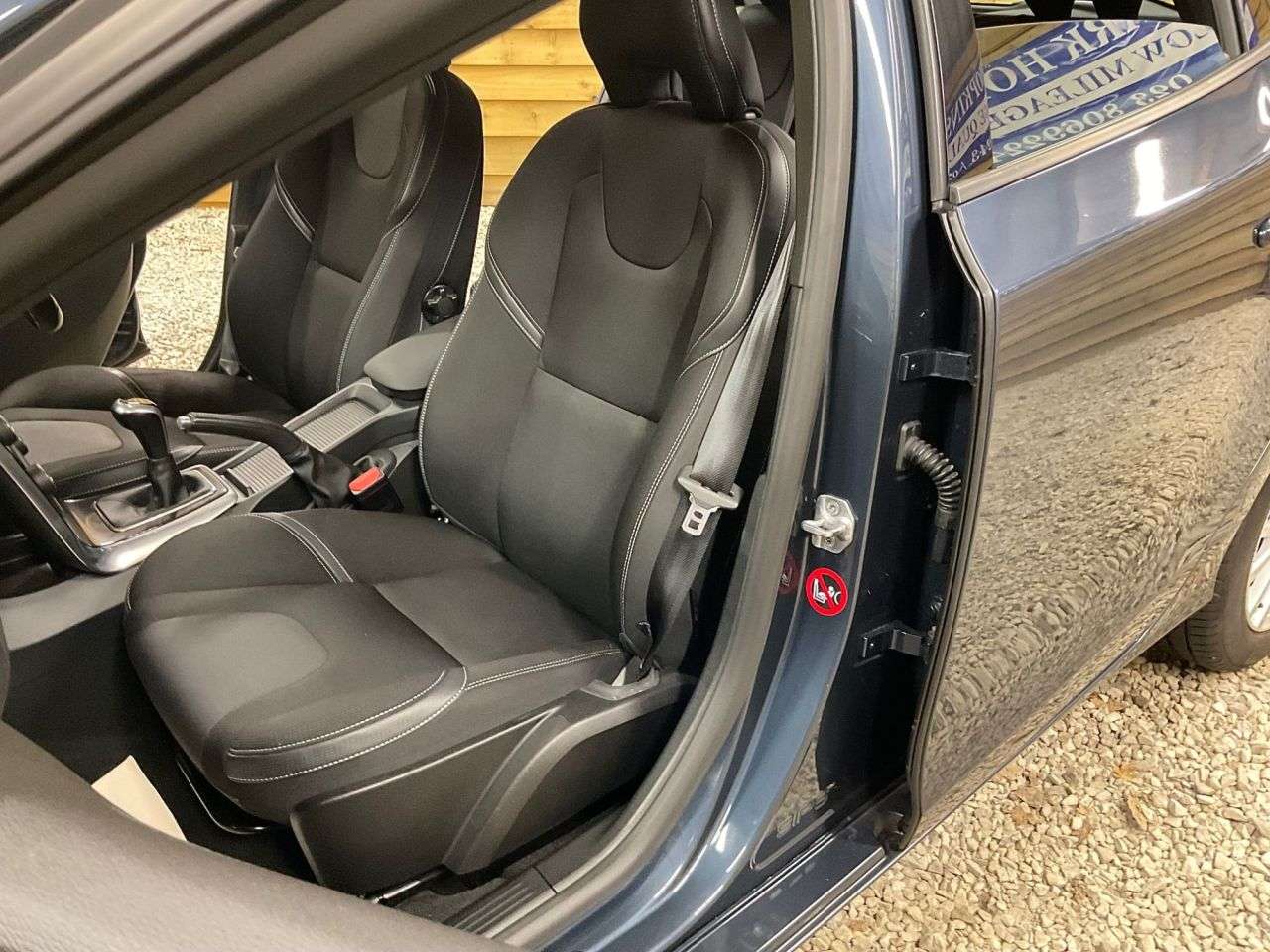 2017 VOLVO V40 2017 VOLVO V40