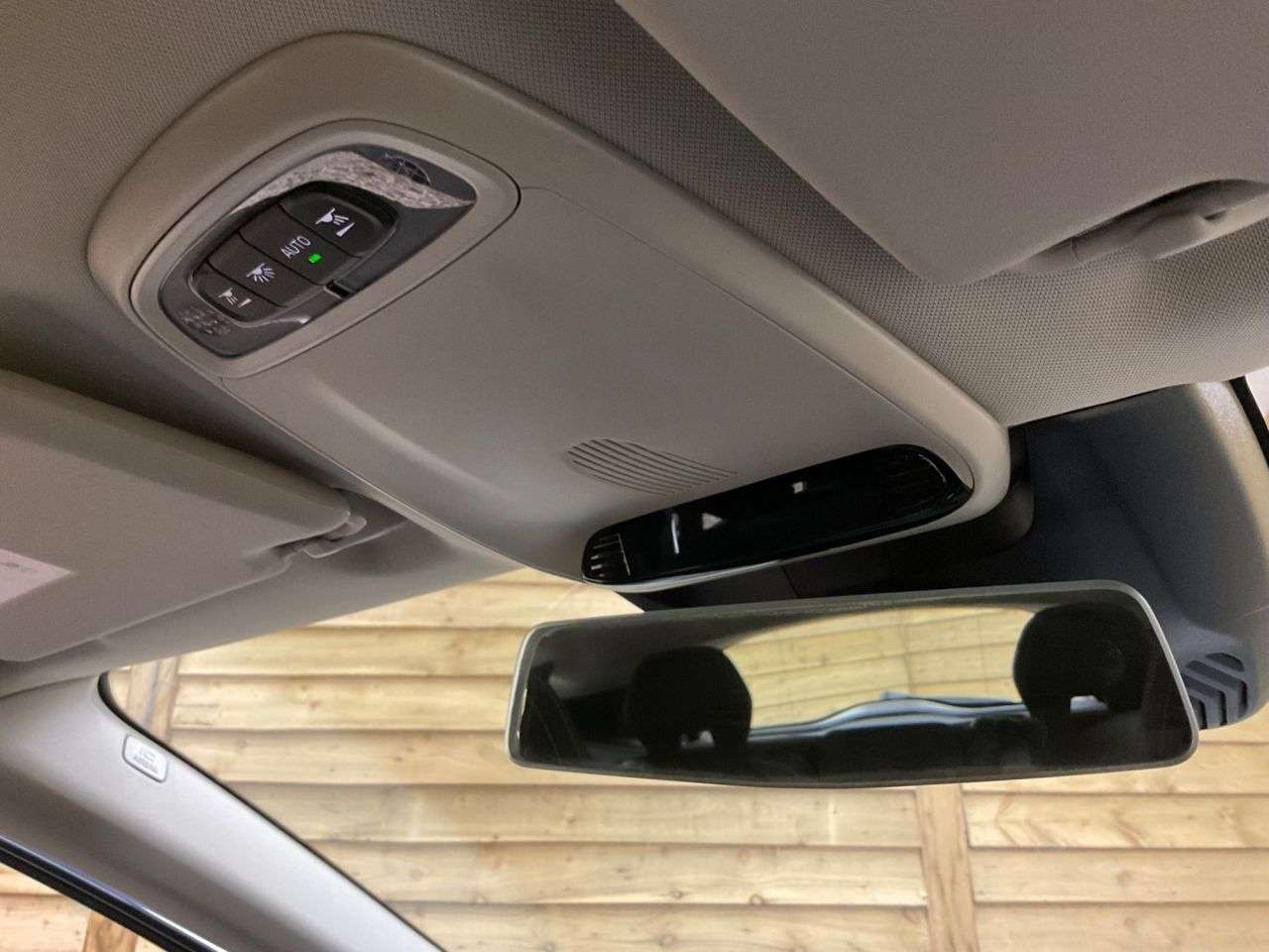 2017 VOLVO V40 2017 VOLVO V40