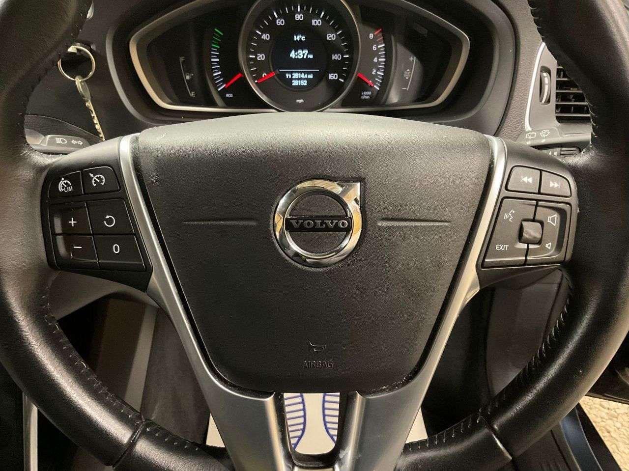 2017 VOLVO V40 2017 VOLVO V40