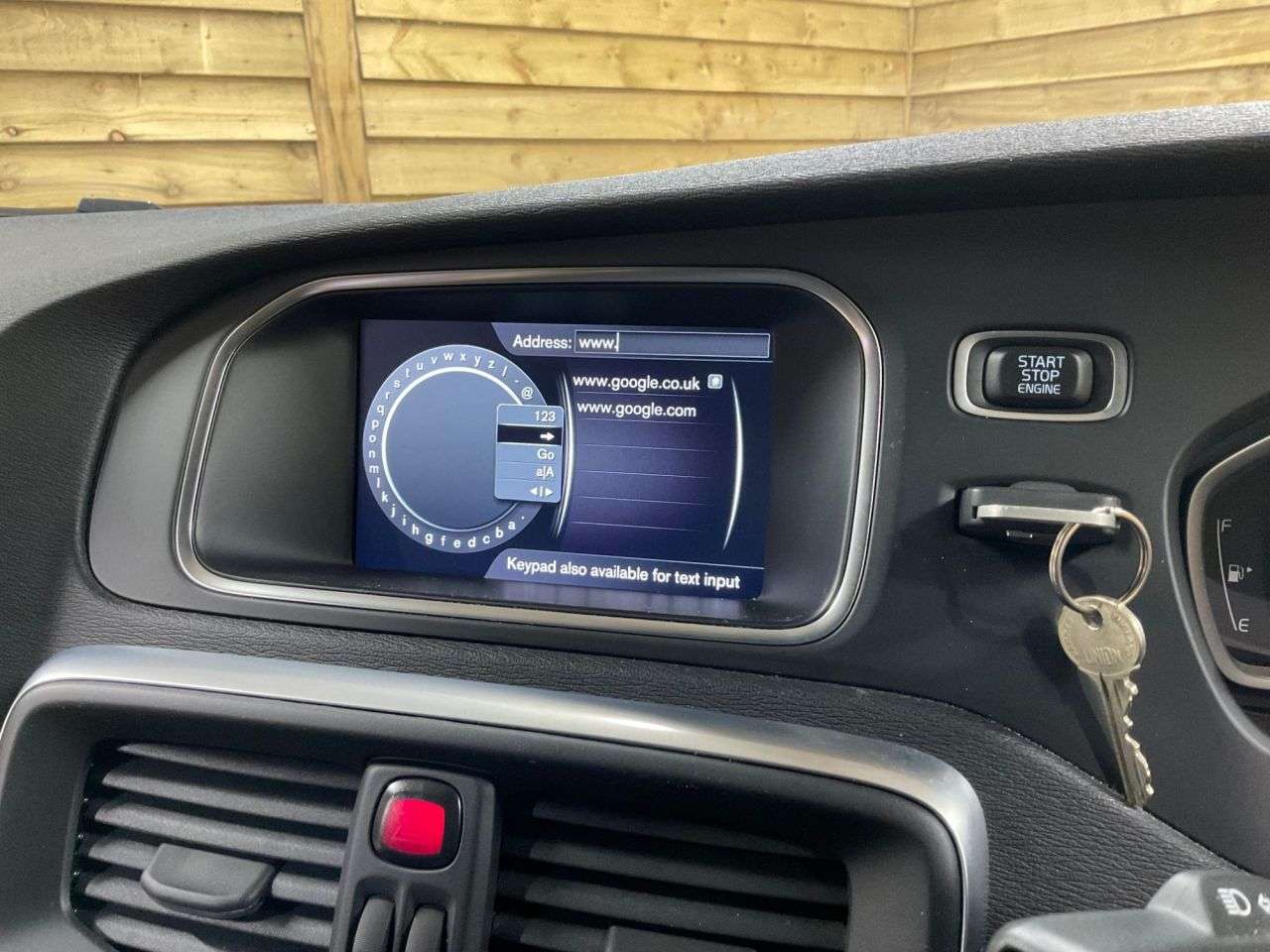 2017 VOLVO V40 2017 VOLVO V40