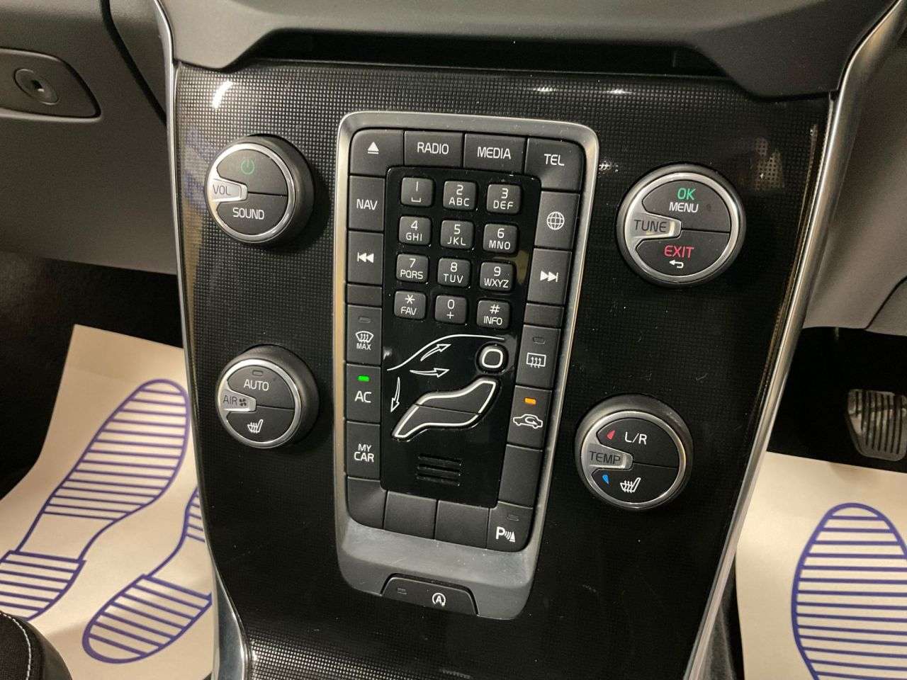 2017 VOLVO V40 2017 VOLVO V40