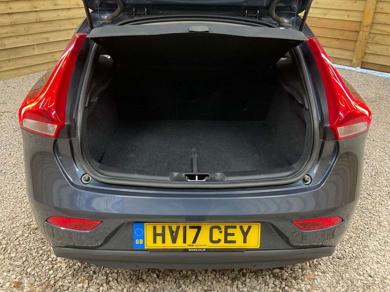 2017 VOLVO V40 2017 VOLVO V40