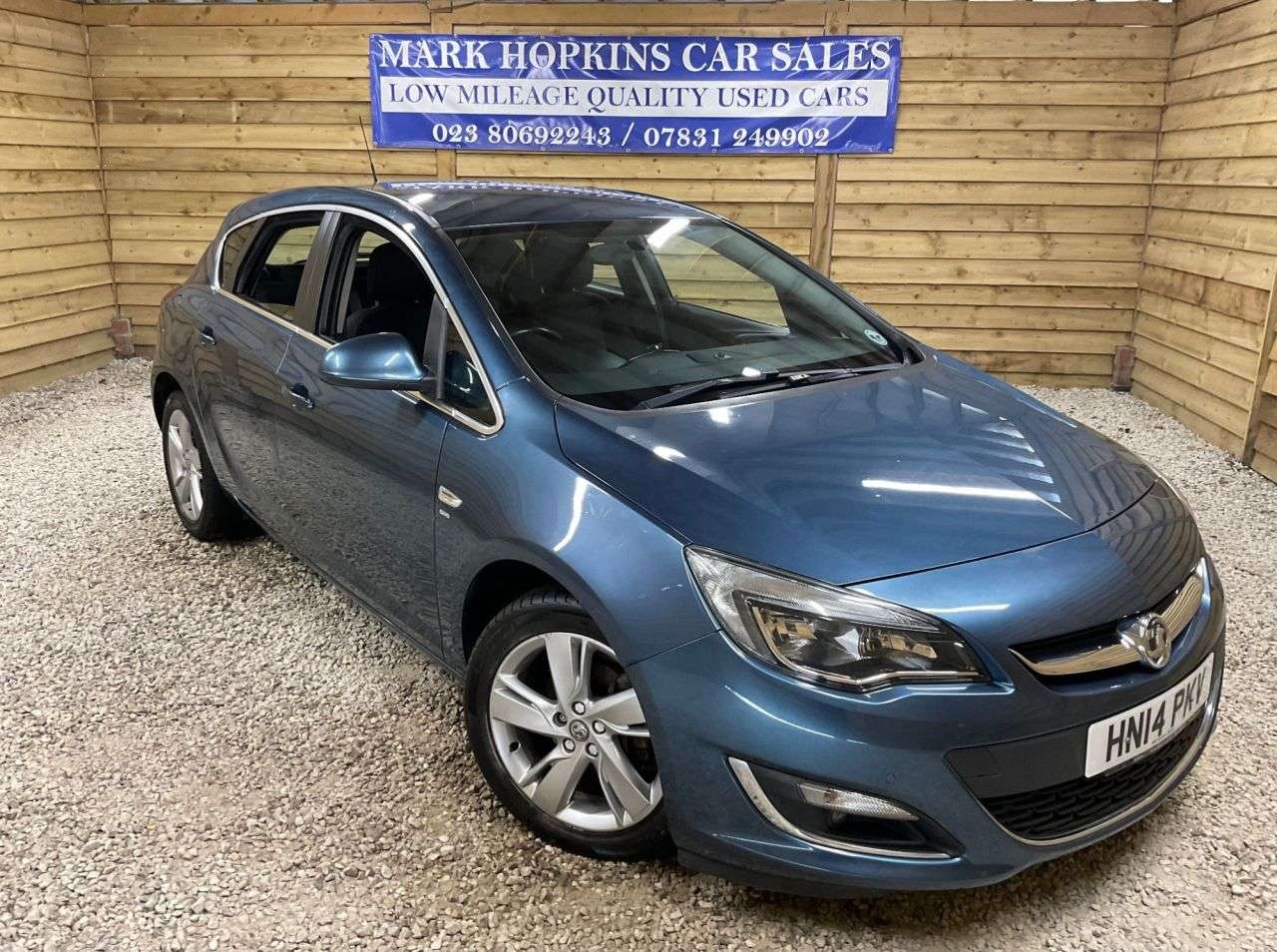 A 2014 VAUXHALL ASTRA 1.6 16v SRi Hatchback 5dr Petrol Auto Euro 5 (115 ps) TWO LOCAL OWNERS RARE A 2014 VAUXHALL ASTRA 1.6 16v SRi Hatchback 5dr Petrol Auto Euro 5 (115 ps) TWO LOCAL OWNERS RARE