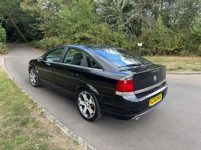 A 2006 VAUXHALL VECTRA VVT SRI NAV great looks drives superbly well A 2006 VAUXHALL VECTRA VVT SRI NAV great looks drives superbly well