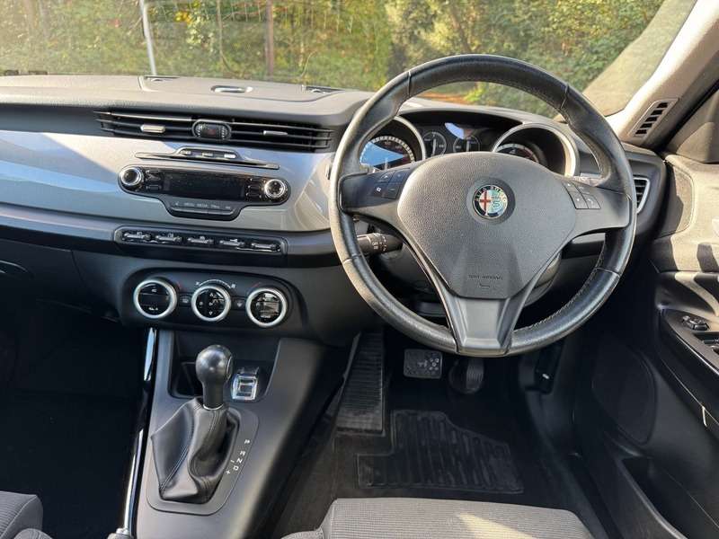 A 2013 ALFA ROMEO GIULIETTA JTDM-2 LUSSO TCT AUTO Great spec/history A 2013 ALFA ROMEO GIULIETTA JTDM-2 LUSSO TCT AUTO Great spec/history