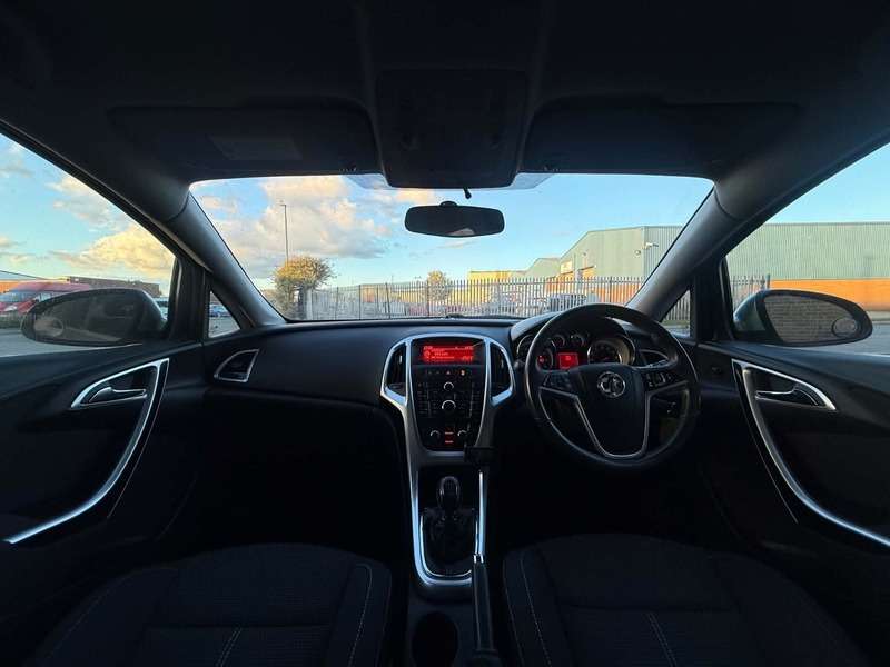 A 2013 VAUXHALL ASTRA SRI Turbo Massive History Great Specification A 2013 VAUXHALL ASTRA SRI Turbo Massive History Great Specification