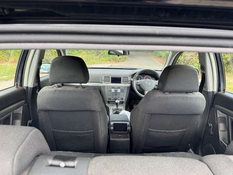 A 2006 VAUXHALL VECTRA VVT SRI NAV great looks drives superbly well A 2006 VAUXHALL VECTRA VVT SRI NAV great looks drives superbly well