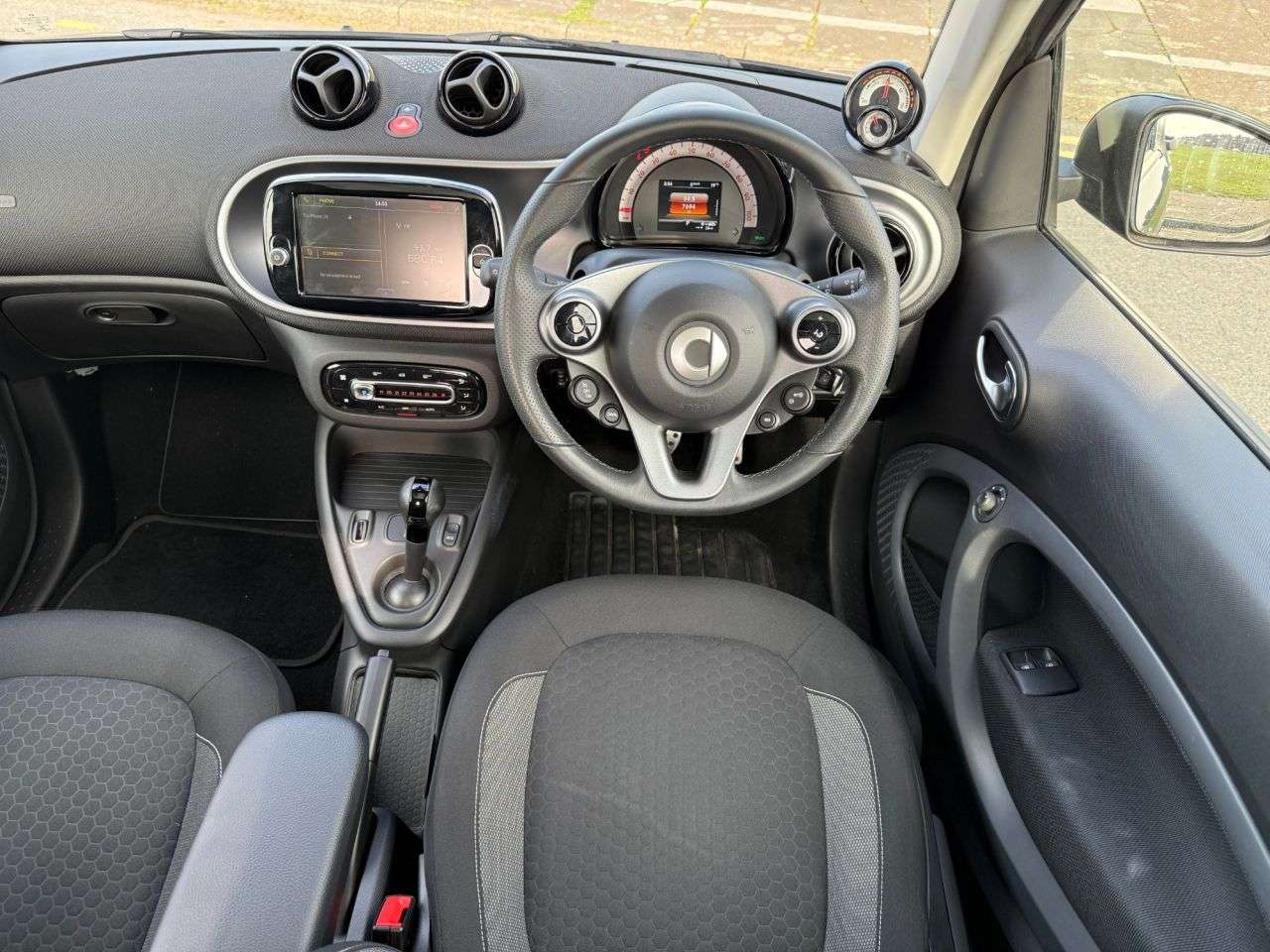 A 2021 SMART FORTWO 17.6kWh Pulse Premium Coupe 2dr Electric Auto (22kW Charger) (82 ps) A 2021 SMART FORTWO 17.6kWh Pulse Premium Coupe 2dr Electric Auto (22kW Charger) (82 ps)