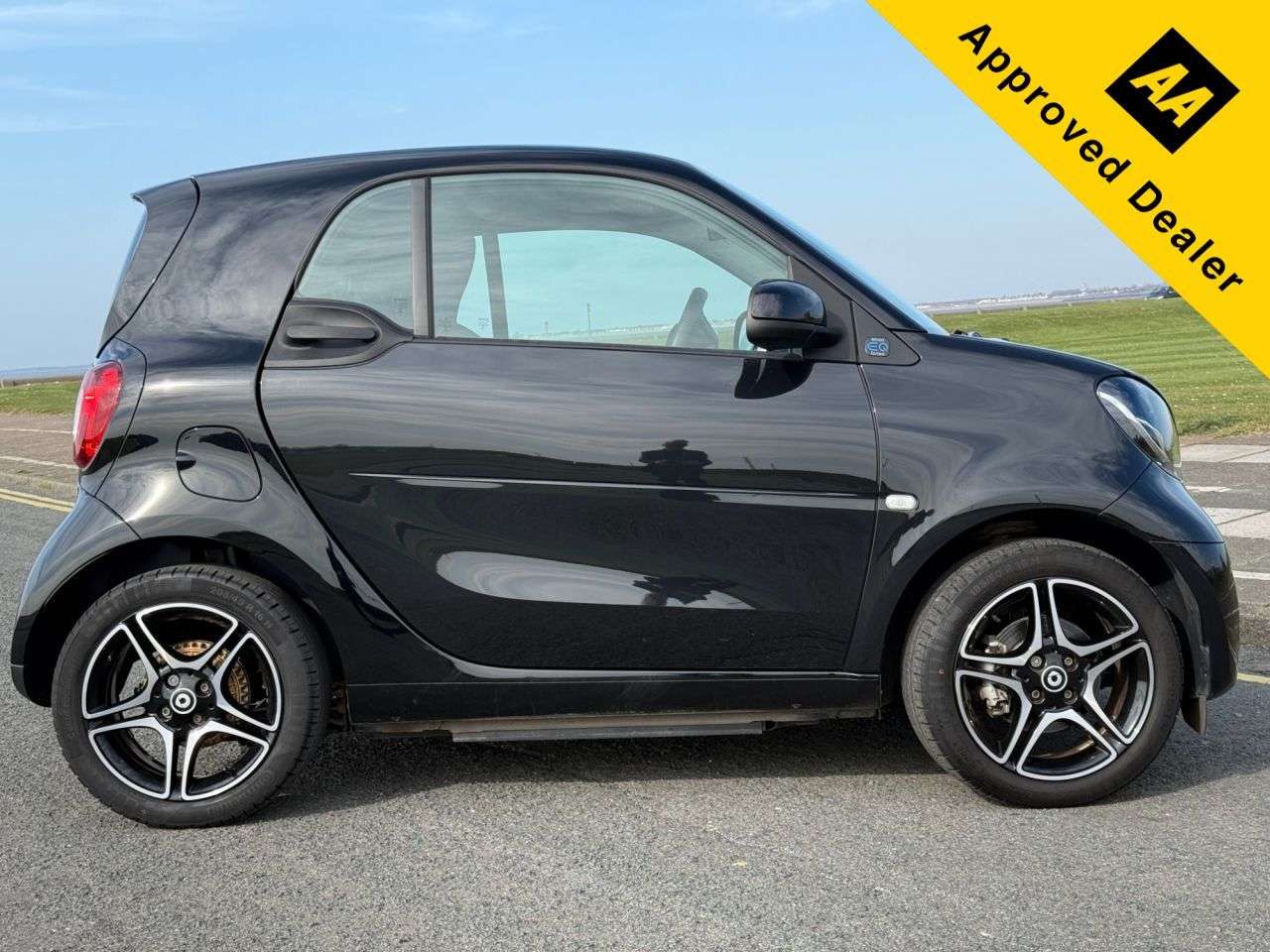A 2021 SMART FORTWO 17.6kWh Pulse Premium Coupe 2dr Electric Auto (22kW Charger) (82 ps) A 2021 SMART FORTWO 17.6kWh Pulse Premium Coupe 2dr Electric Auto (22kW Charger) (82 ps)