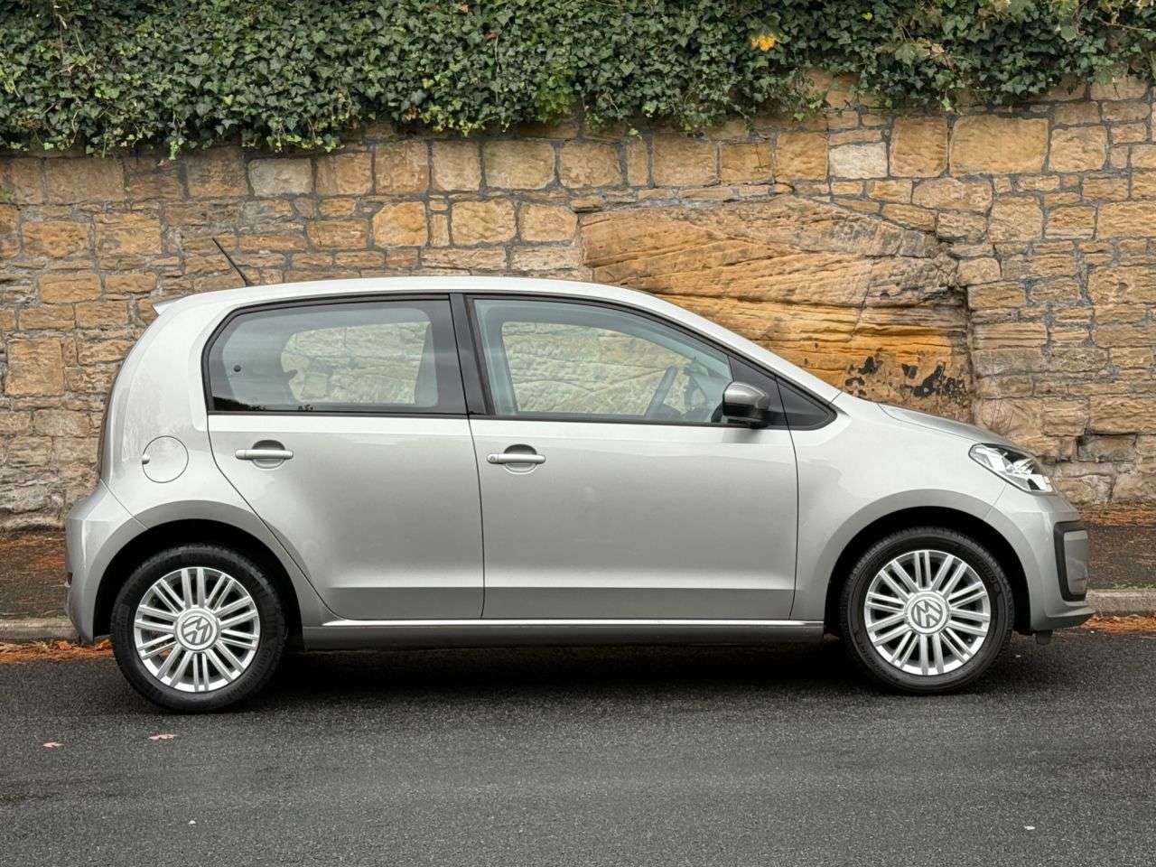 A 2019 VOLKSWAGEN UP! 1.0 Move up! Hatchback 5dr Petrol Manual Euro 6 (s/s) (60 ps) A 2019 VOLKSWAGEN UP! 1.0 Move up! Hatchback 5dr Petrol Manual Euro 6 (s/s) (60 ps)