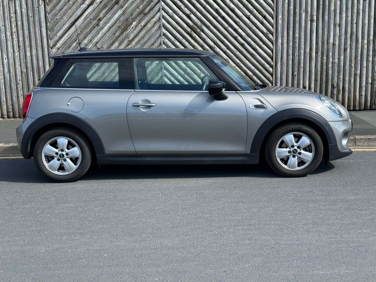 A 2019 MINI HATCH 1.5 Cooper Classic Hatchback 3dr Petrol Manual Euro 6 (s/s) (136 ps) A 2019 MINI HATCH 1.5 Cooper Classic Hatchback 3dr Petrol Manual Euro 6 (s/s) (136 ps)