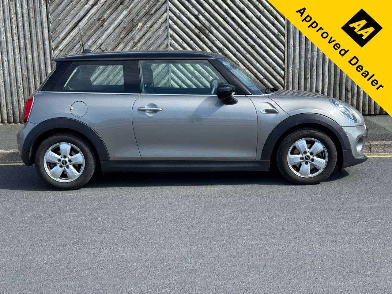A 2019 MINI HATCH 1.5 Cooper Classic Hatchback 3dr Petrol Manual Euro 6 (s/s) (136 ps) A 2019 MINI HATCH 1.5 Cooper Classic Hatchback 3dr Petrol Manual Euro 6 (s/s) (136 ps)