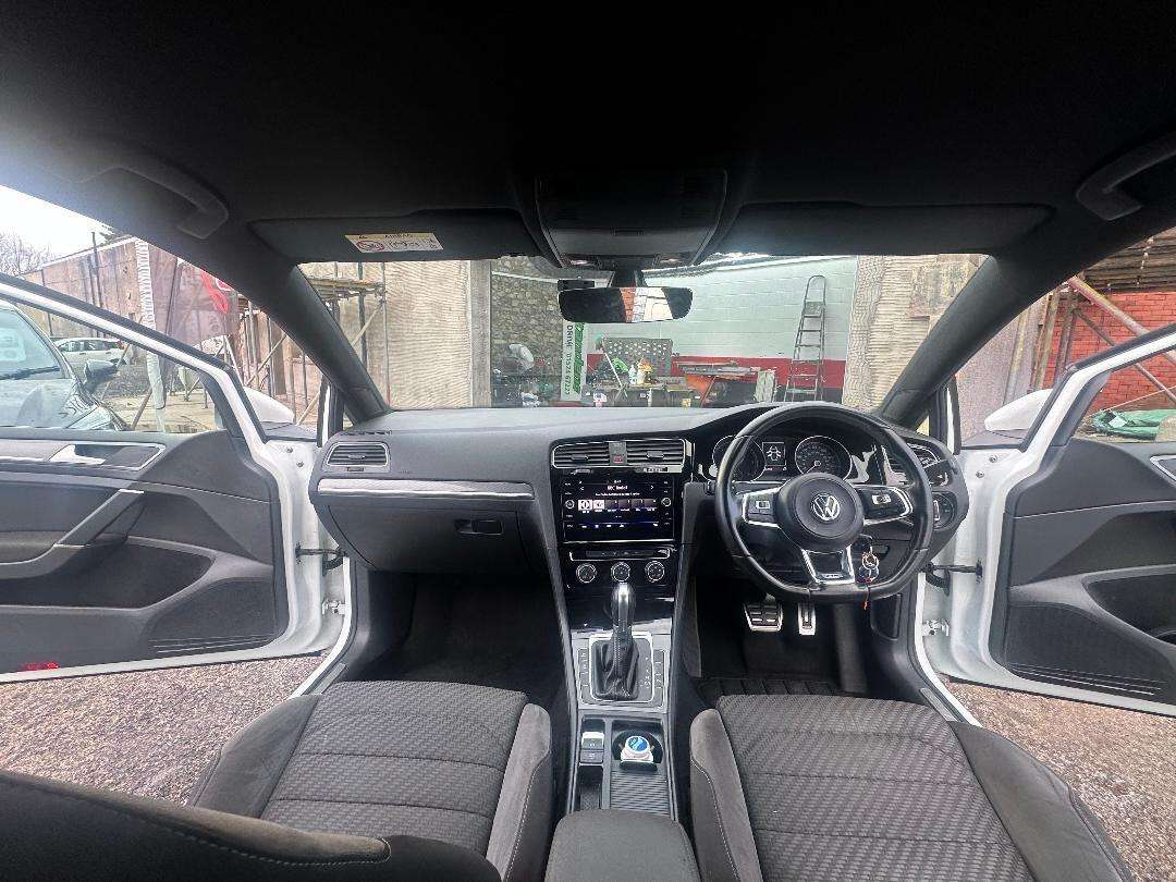 A 2017 VOLKSWAGEN GOLF 2.0 TDI BlueMotion Tech R-Line DSG Euro 6 (s/s) 5dr A 2017 VOLKSWAGEN GOLF 2.0 TDI BlueMotion Tech R-Line DSG Euro 6 (s/s) 5dr