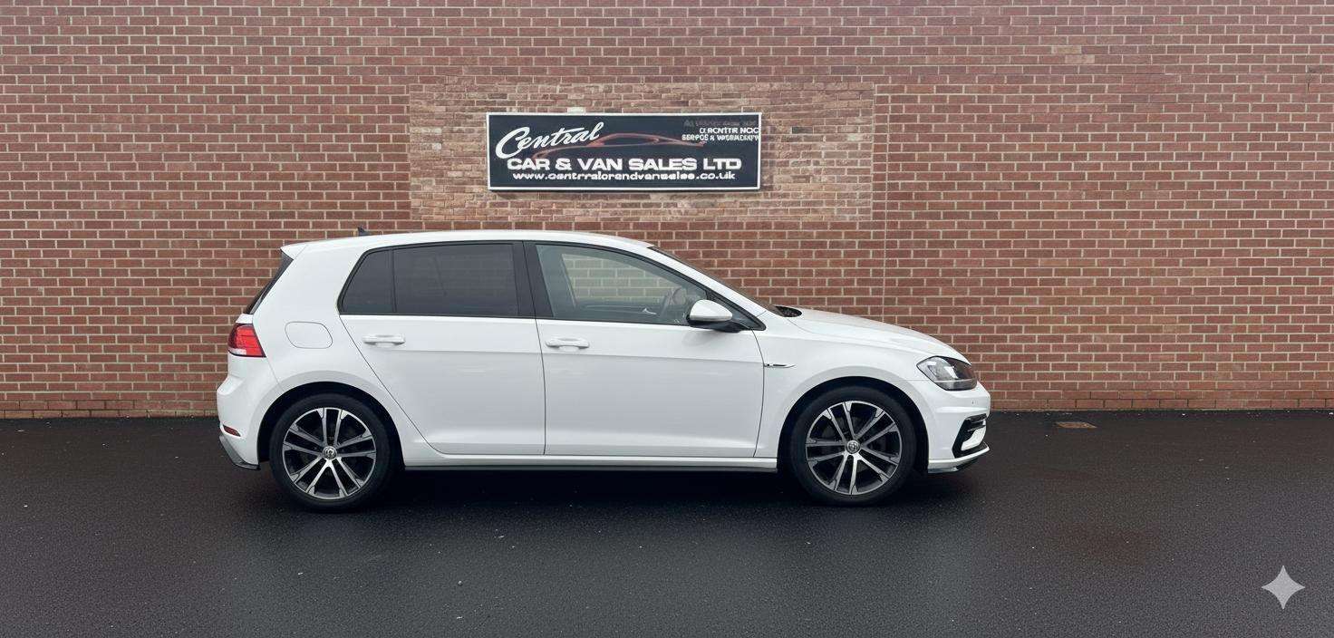 A 2017 VOLKSWAGEN GOLF 2.0 TDI BlueMotion Tech R-Line DSG Euro 6 (s/s) 5dr A 2017 VOLKSWAGEN GOLF 2.0 TDI BlueMotion Tech R-Line DSG Euro 6 (s/s) 5dr