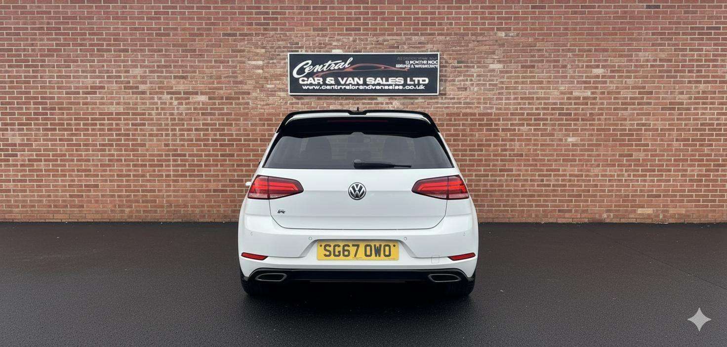 A 2017 VOLKSWAGEN GOLF 2.0 TDI BlueMotion Tech R-Line DSG Euro 6 (s/s) 5dr A 2017 VOLKSWAGEN GOLF 2.0 TDI BlueMotion Tech R-Line DSG Euro 6 (s/s) 5dr