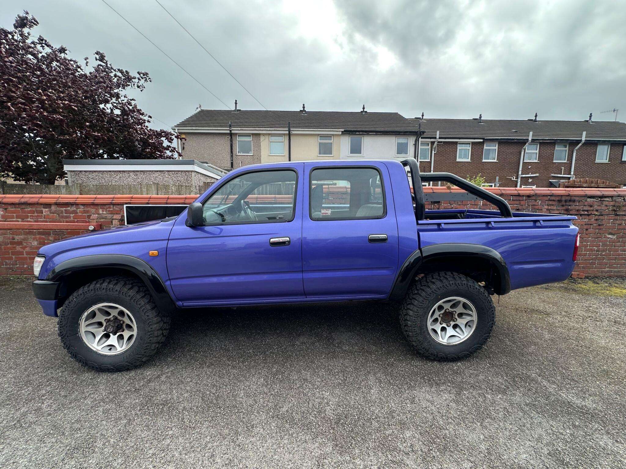 A 2000 TOYOTA HILUX 2.4 EX Pickup Diesel Manual (89 bhp) A 2000 TOYOTA HILUX 2.4 EX Pickup Diesel Manual (89 bhp)