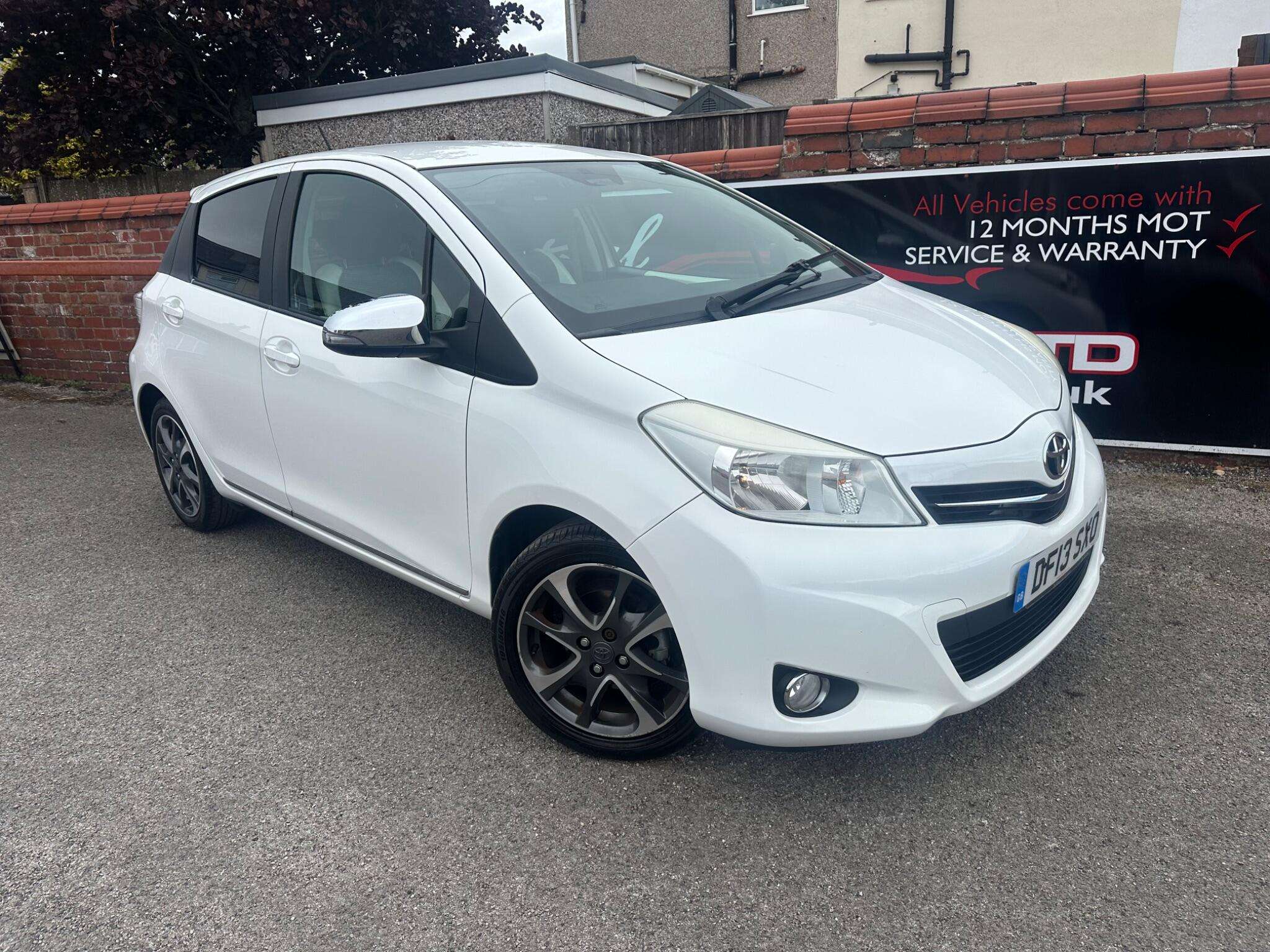 A 2013 TOYOTA YARIS 1.33 Dual VVT-i Trend Euro 5 5dr A 2013 TOYOTA YARIS 1.33 Dual VVT-i Trend Euro 5 5dr