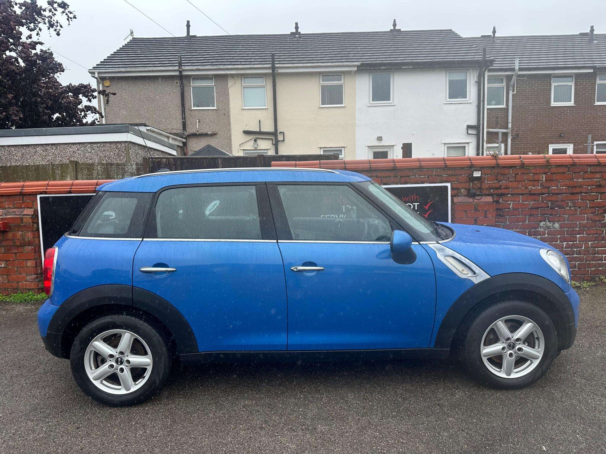 A 2011 MINI COUNTRYMAN 1.6 One SUV 5dr Petrol Manual Euro 5 (s/s) (98 ps) A 2011 MINI COUNTRYMAN 1.6 One SUV 5dr Petrol Manual Euro 5 (s/s) (98 ps)