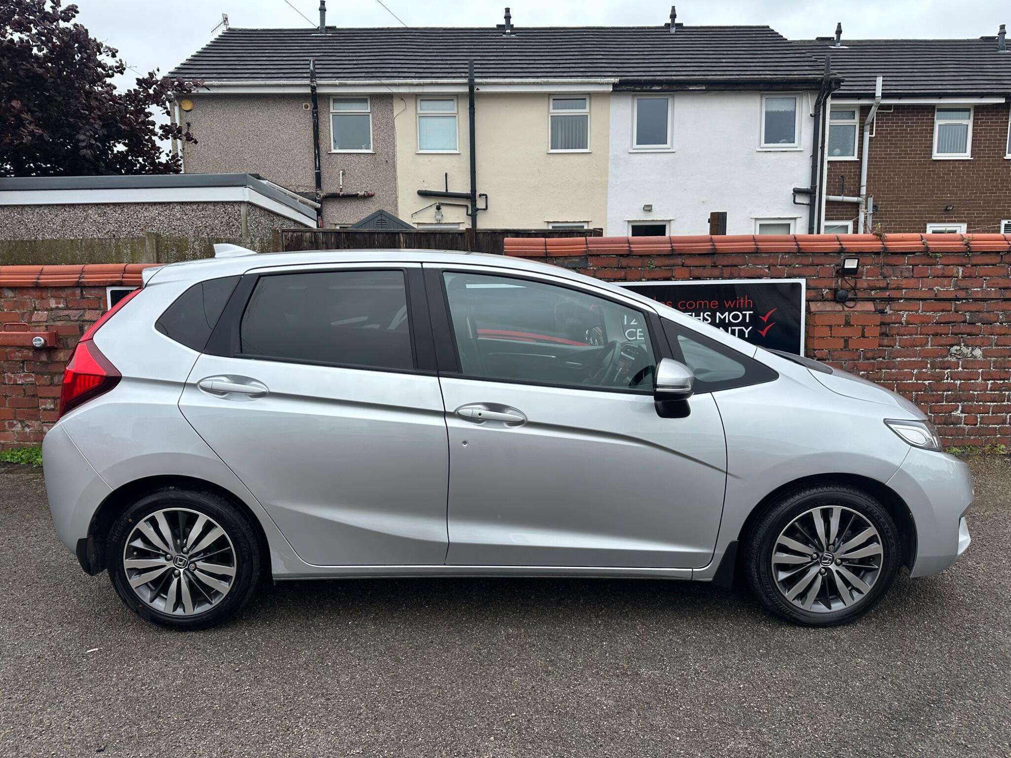 A 2016 HONDA JAZZ 1.3 i-VTEC EX Hatchback 5dr Petrol CVT Euro 6 (s/s) (102 ps) A 2016 HONDA JAZZ 1.3 i-VTEC EX Hatchback 5dr Petrol CVT Euro 6 (s/s) (102 ps)