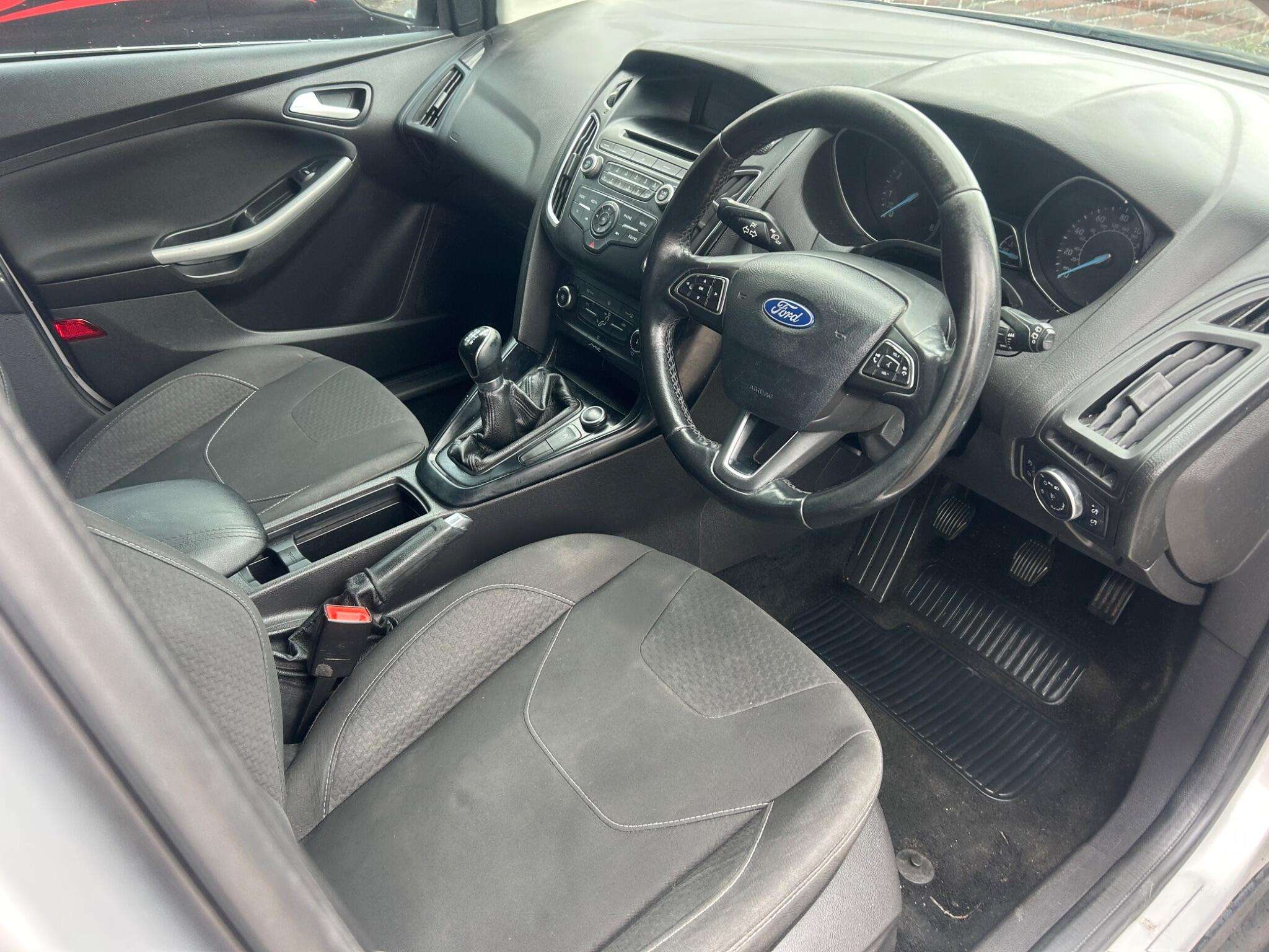 A 2015 FORD FOCUS 1.0T EcoBoost Zetec Euro 6 (s/s) 5dr A 2015 FORD FOCUS 1.0T EcoBoost Zetec Euro 6 (s/s) 5dr