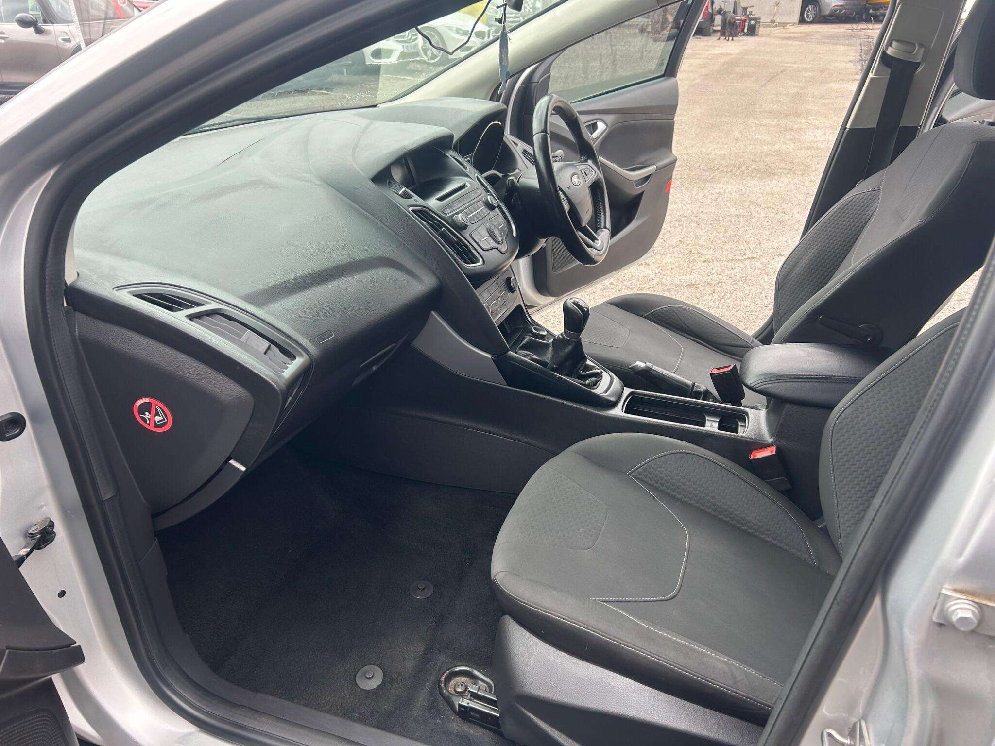 A 2015 FORD FOCUS 1.0T EcoBoost Zetec Euro 6 (s/s) 5dr A 2015 FORD FOCUS 1.0T EcoBoost Zetec Euro 6 (s/s) 5dr