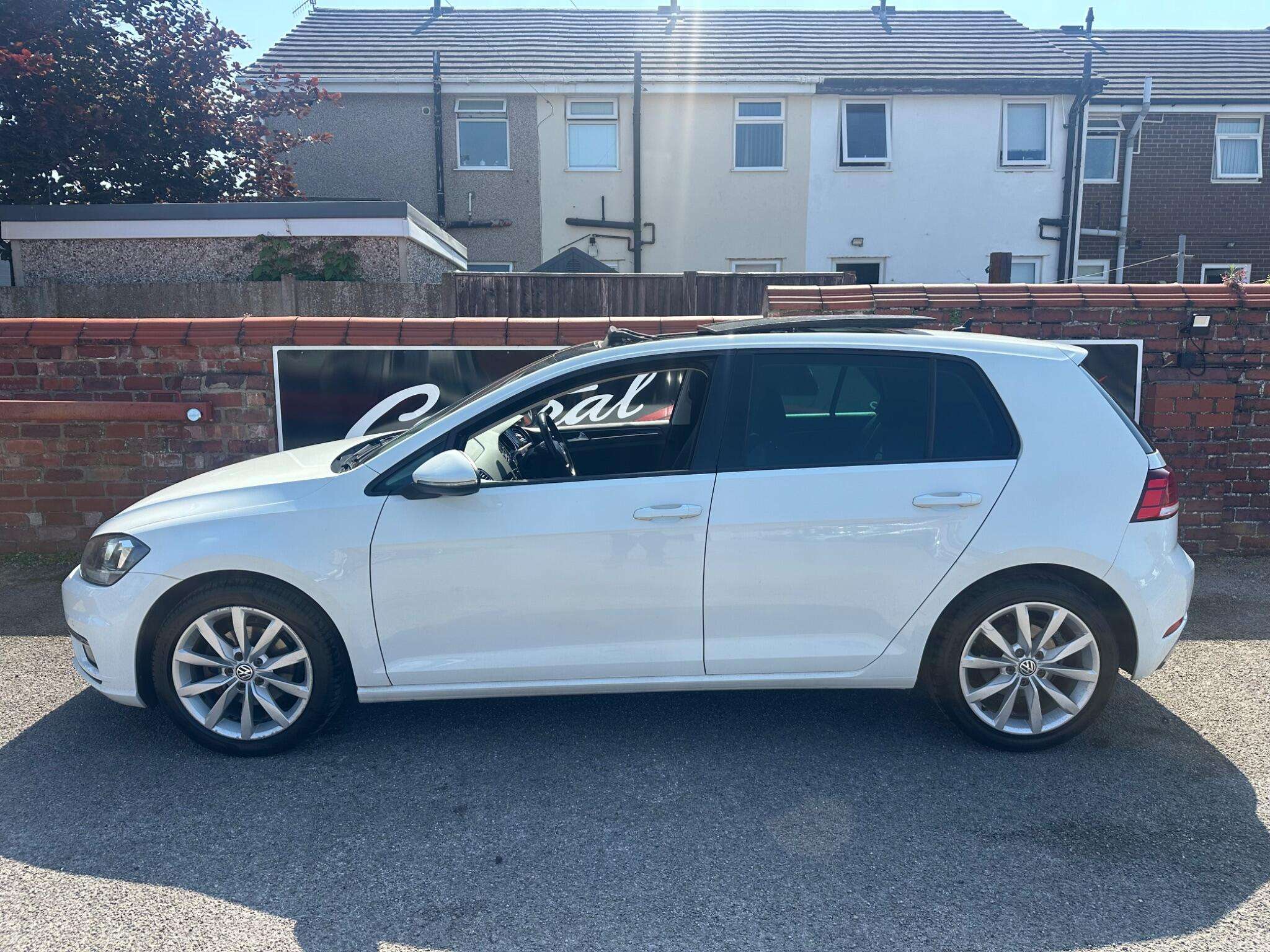 A 2017 VOLKSWAGEN GOLF 1.6 TDI BlueMotion Tech GT Euro 6 (s/s) 5dr A 2017 VOLKSWAGEN GOLF 1.6 TDI BlueMotion Tech GT Euro 6 (s/s) 5dr
