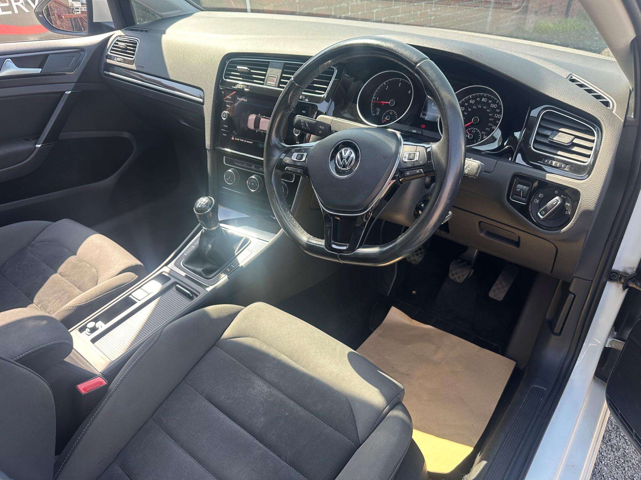 A 2017 VOLKSWAGEN GOLF 1.6 TDI BlueMotion Tech GT Euro 6 (s/s) 5dr A 2017 VOLKSWAGEN GOLF 1.6 TDI BlueMotion Tech GT Euro 6 (s/s) 5dr