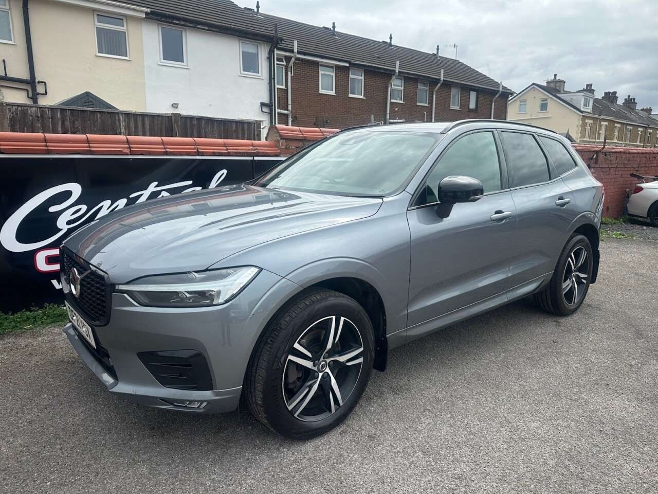A 2021 VOLVO XC60 2.0 B4 MHEV R-Design SUV 5dr Diesel Hybrid Auto AWD Euro 6 (s/s) (197 ps) A 2021 VOLVO XC60 2.0 B4 MHEV R-Design SUV 5dr Diesel Hybrid Auto AWD Euro 6 (s/s) (197 ps)