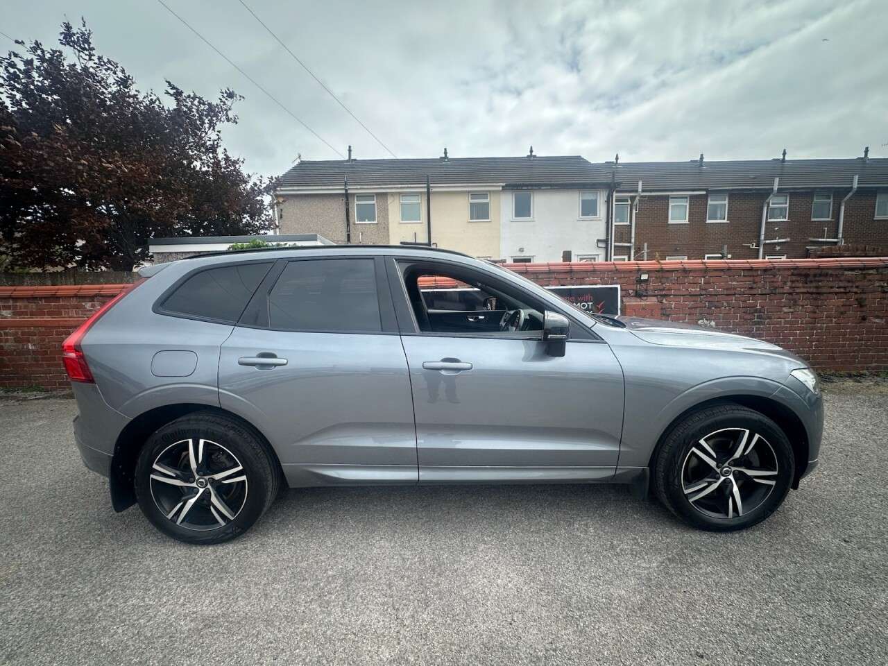 A 2021 VOLVO XC60 2.0 B4 MHEV R-Design SUV 5dr Diesel Hybrid Auto AWD Euro 6 (s/s) (197 ps) A 2021 VOLVO XC60 2.0 B4 MHEV R-Design SUV 5dr Diesel Hybrid Auto AWD Euro 6 (s/s) (197 ps)