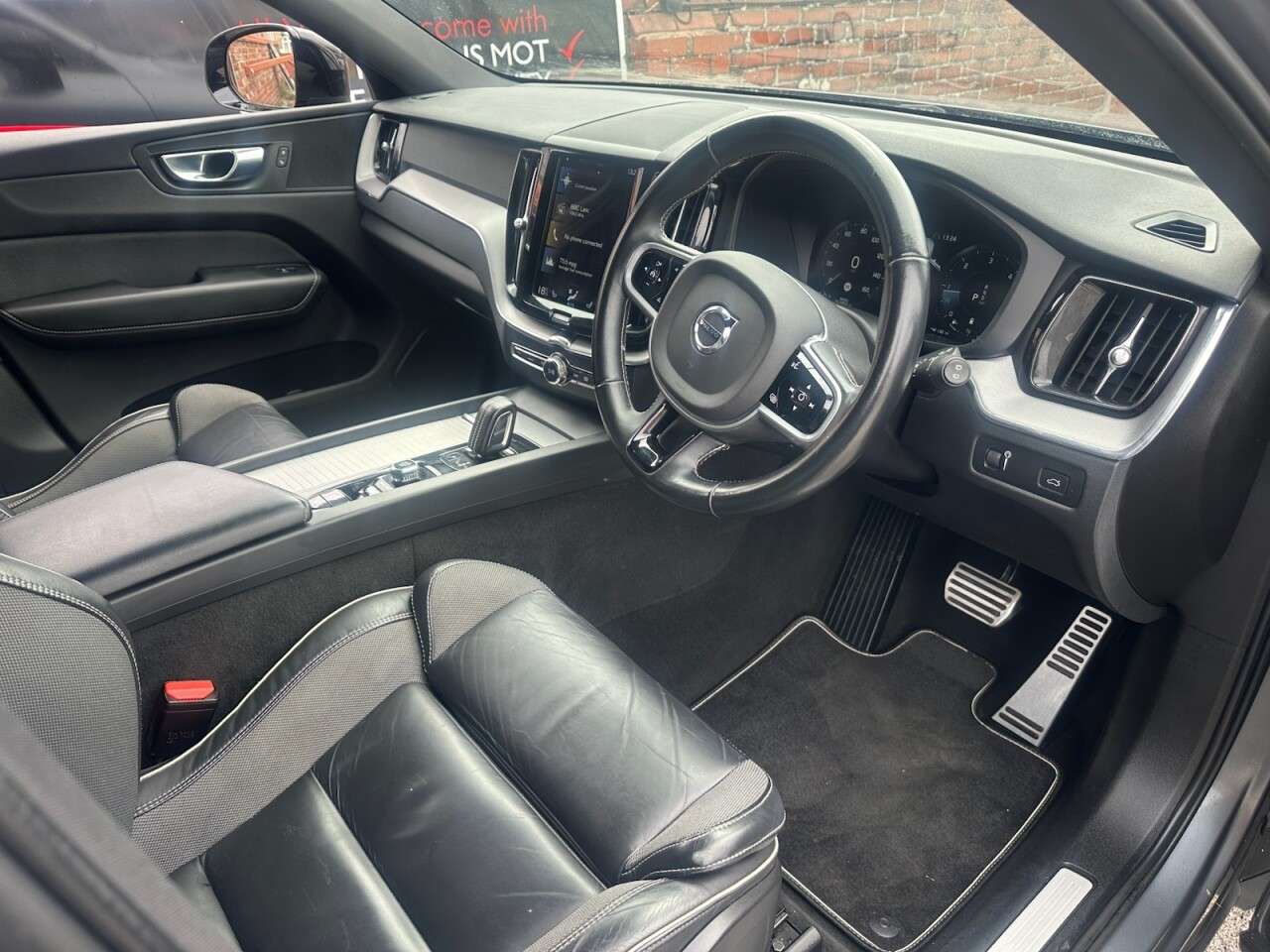 A 2021 VOLVO XC60 2.0 B4 MHEV R-Design SUV 5dr Diesel Hybrid Auto AWD Euro 6 (s/s) (197 ps) A 2021 VOLVO XC60 2.0 B4 MHEV R-Design SUV 5dr Diesel Hybrid Auto AWD Euro 6 (s/s) (197 ps)