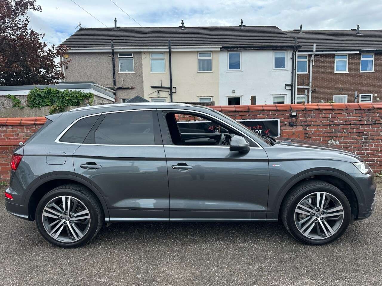 A 2018 AUDI Q5 2.0 TDI S line SUV 5dr Diesel S Tronic quattro Euro 6 (s/s) (190 ps) SUV A 2018 AUDI Q5 2.0 TDI S line SUV 5dr Diesel S Tronic quattro Euro 6 (s/s) (190 ps) SUV