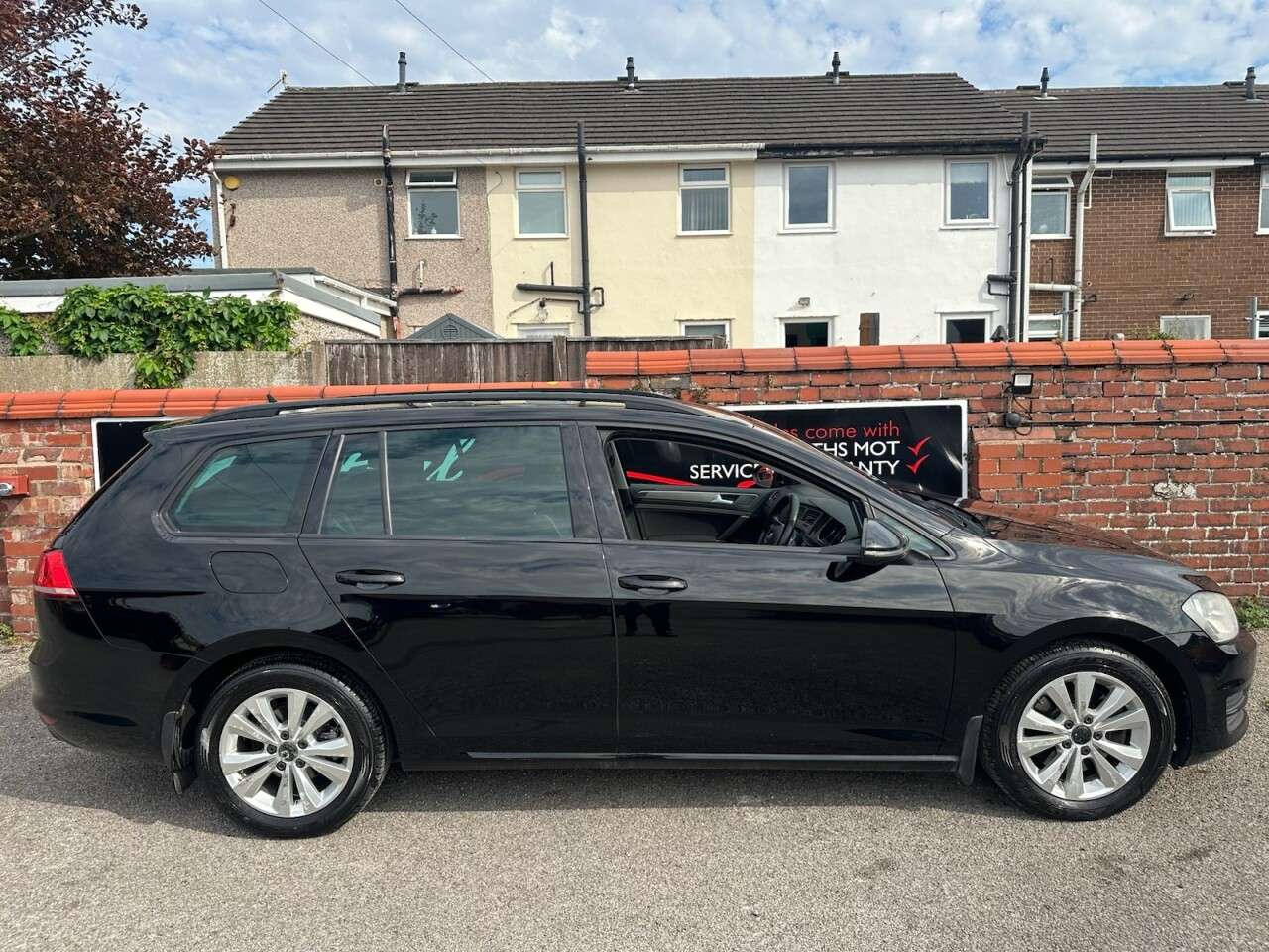 A 2013 VOLKSWAGEN GOLF 2.0 TDI Automatic BlueMotion Tech SE Estate 5dr Diesel DSG Euro 5 (s/s) (15 A 2013 VOLKSWAGEN GOLF 2.0 TDI Automatic BlueMotion Tech SE Estate 5dr Diesel DSG Euro 5 (s/s) (15