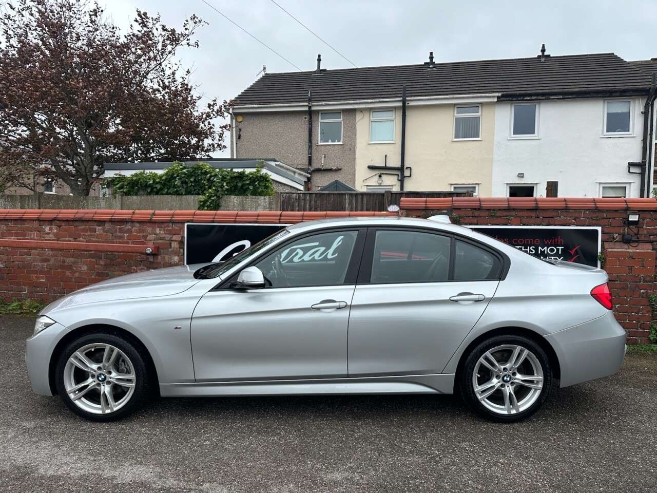 A 2017 BMW 3 SERIES 3.0 335d M Sport Saloon 4dr Diesel Auto xDrive Euro 6 (s/s) (313 ps) A 2017 BMW 3 SERIES 3.0 335d M Sport Saloon 4dr Diesel Auto xDrive Euro 6 (s/s) (313 ps)