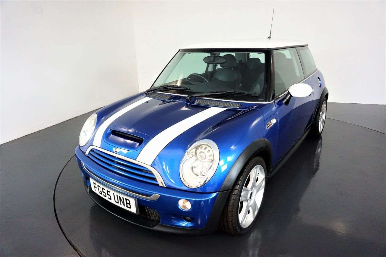 A 2005 MINI MINI COOPER S A 2005 MINI MINI COOPER S
