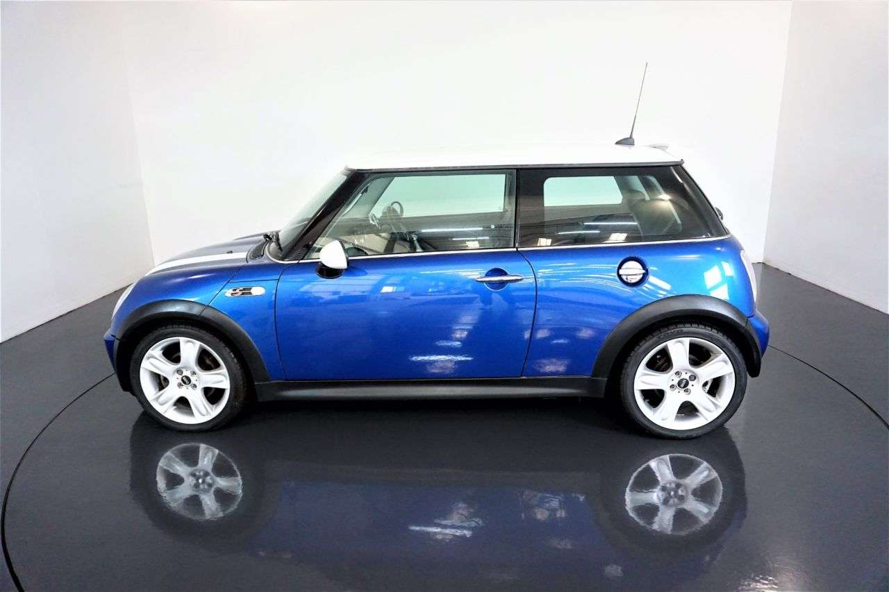 A 2005 MINI MINI COOPER S A 2005 MINI MINI COOPER S