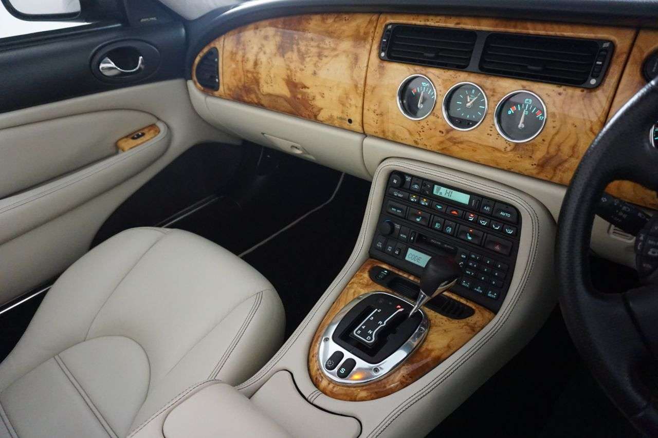 2005 JAGUAR XK8 2005 JAGUAR XK8