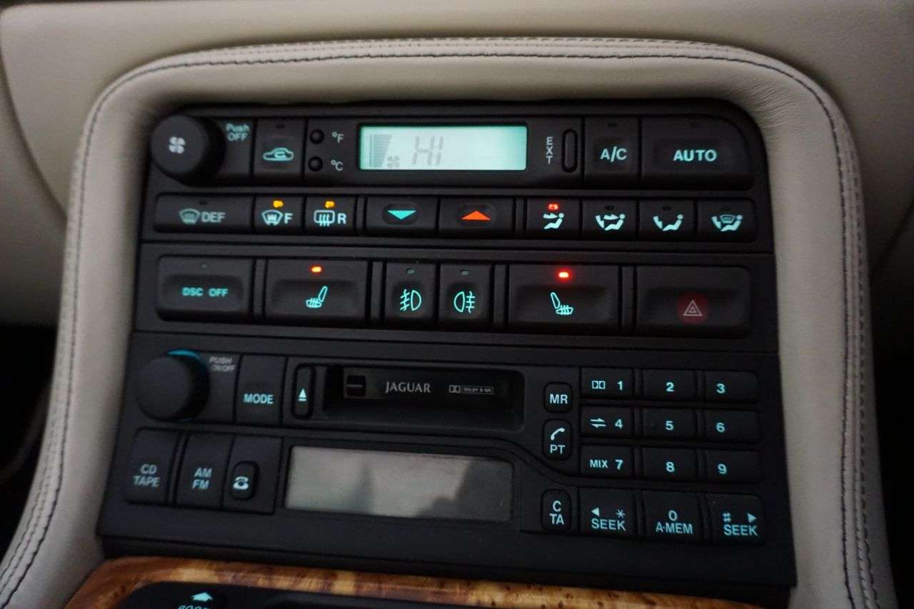 2005 JAGUAR XK8 2005 JAGUAR XK8