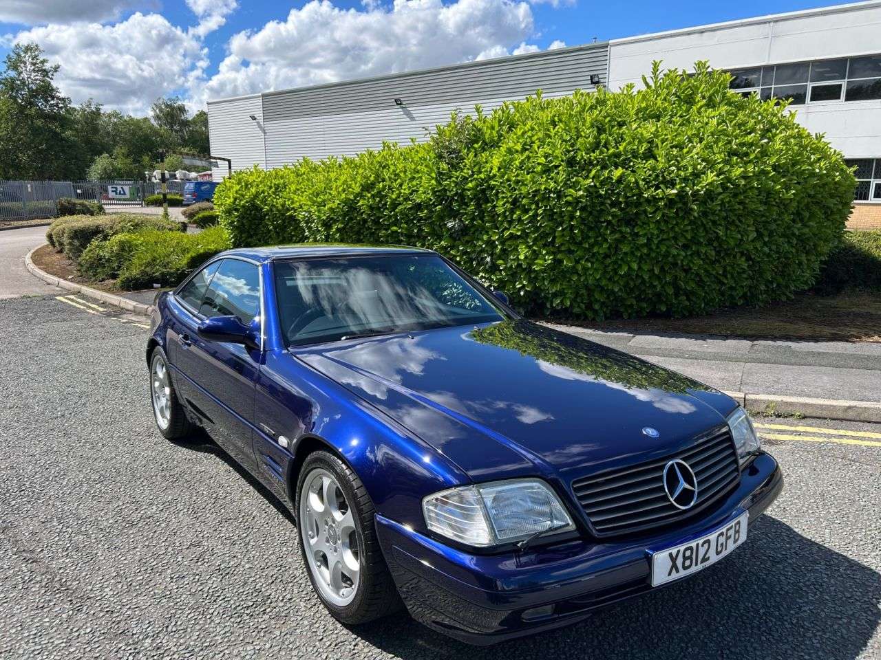 A 2000 MERCEDES-BENZ SL 3.2 SL320 2d 221 BHP-Fantastic low mileage example-The Designo SL Edition M A 2000 MERCEDES-BENZ SL 3.2 SL320 2d 221 BHP-Fantastic low mileage example-The Designo SL Edition M