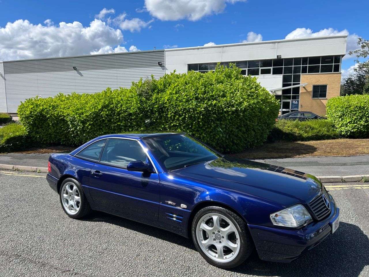 A 2000 MERCEDES-BENZ SL 3.2 SL320 2d 221 BHP-Fantastic low mileage example-The Designo SL Edition M A 2000 MERCEDES-BENZ SL 3.2 SL320 2d 221 BHP-Fantastic low mileage example-The Designo SL Edition M