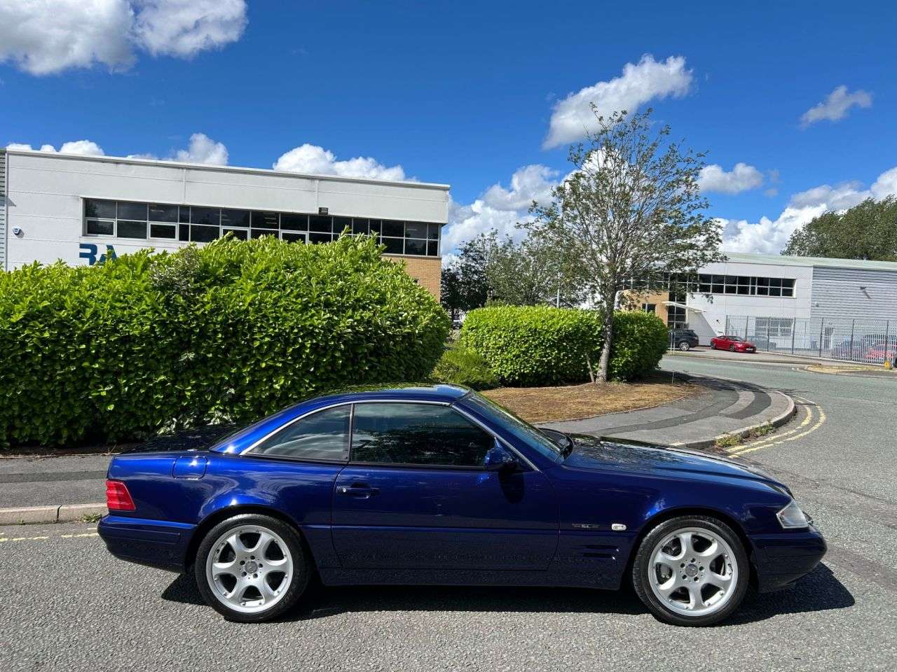 A 2000 MERCEDES-BENZ SL 3.2 SL320 2d 221 BHP-Fantastic low mileage example-The Designo SL Edition M A 2000 MERCEDES-BENZ SL 3.2 SL320 2d 221 BHP-Fantastic low mileage example-The Designo SL Edition M