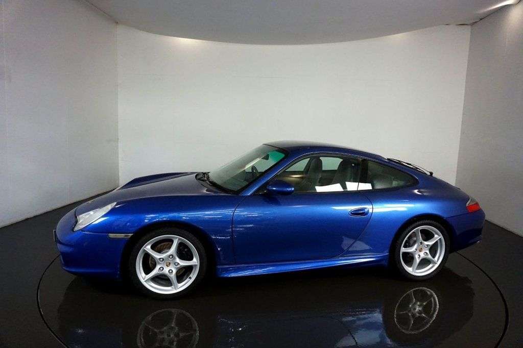 A 2004 PORSCHE 911 CARRERA 2 A 2004 PORSCHE 911 CARRERA 2