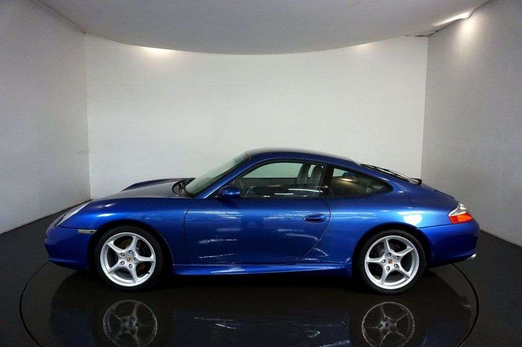A 2004 PORSCHE 911 CARRERA 2 A 2004 PORSCHE 911 CARRERA 2