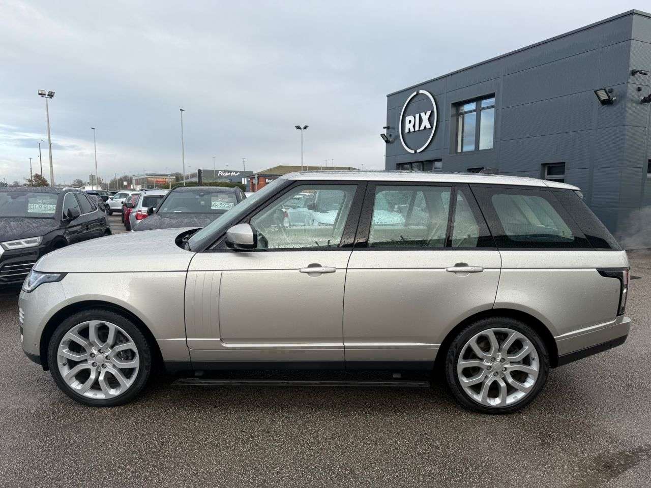 A 2018 LAND ROVER RANGE ROVER 4.4 SD V8 Vogue SE SUV 5dr Diesel Auto 4WD Euro 6 (s/s) (339 ps)-Factory Ex A 2018 LAND ROVER RANGE ROVER 4.4 SD V8 Vogue SE SUV 5dr Diesel Auto 4WD Euro 6 (s/s) (339 ps)-Factory Ex