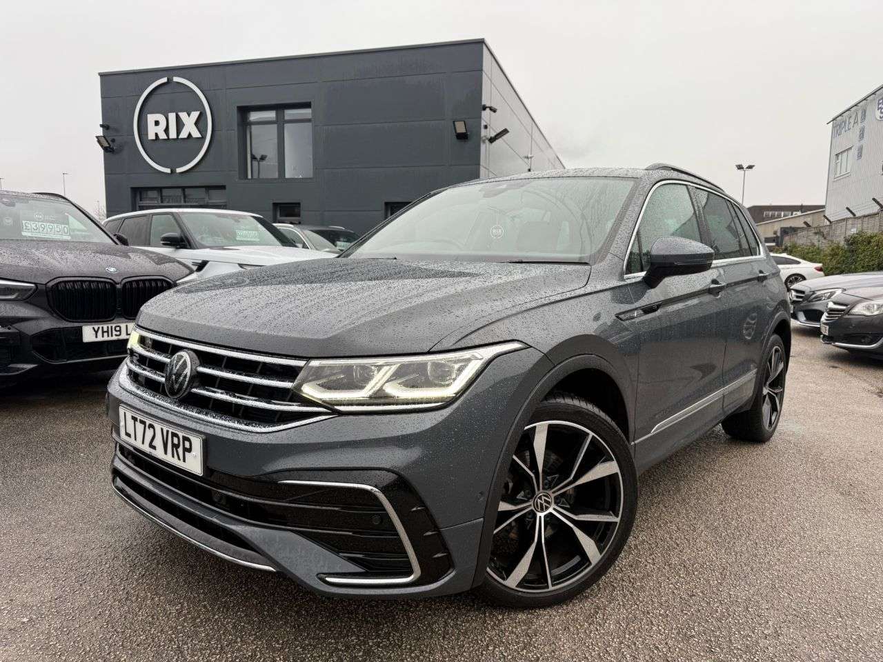 A 2022 VOLKSWAGEN TIGUAN 1.5 TSI R-Line SUV 5dr Petrol DSG Euro 6-FINISHED IN DOLPHIN GREY WITH HALF A 2022 VOLKSWAGEN TIGUAN 1.5 TSI R-Line SUV 5dr Petrol DSG Euro 6-FINISHED IN DOLPHIN GREY WITH HALF
