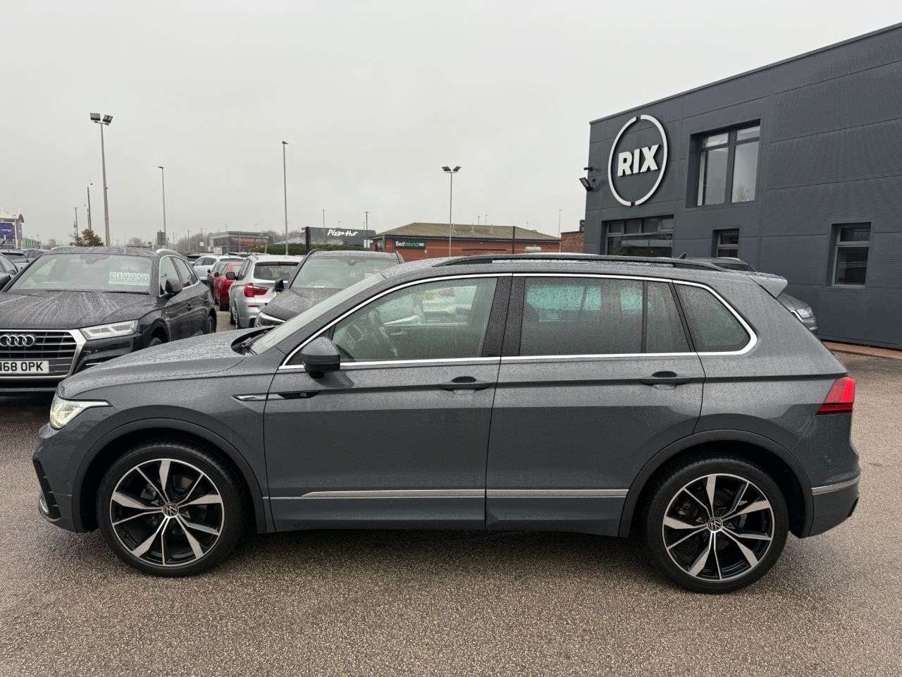 A 2022 VOLKSWAGEN TIGUAN 1.5 TSI R-Line SUV 5dr Petrol DSG Euro 6-FINISHED IN DOLPHIN GREY WITH HALF A 2022 VOLKSWAGEN TIGUAN 1.5 TSI R-Line SUV 5dr Petrol DSG Euro 6-FINISHED IN DOLPHIN GREY WITH HALF