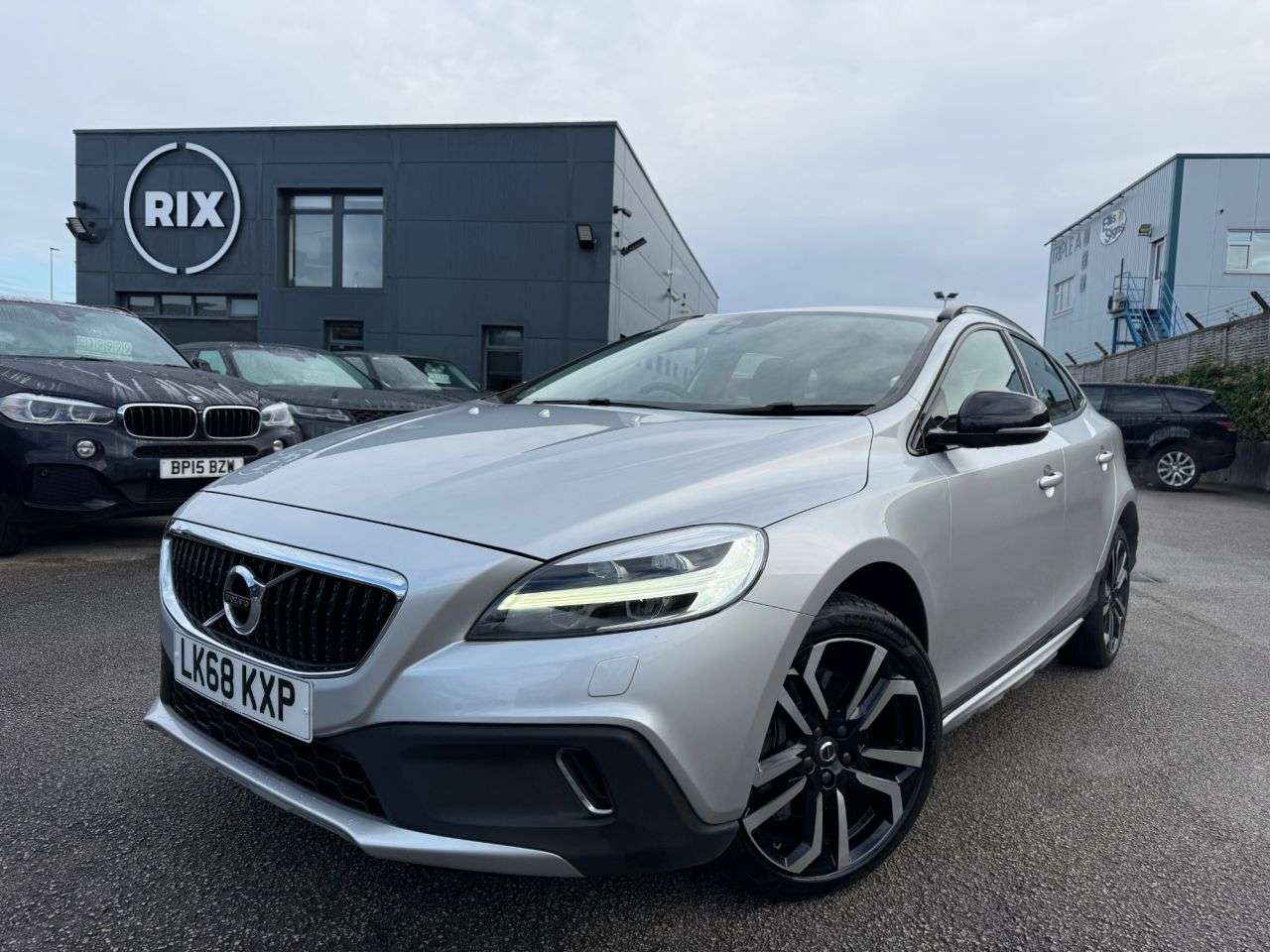 A 2018 VOLVO V40 CROSS COUNTRY 1.5 T3 GPF Pro Hatchback 5dr Petrol Auto Euro 6-2 FORMER KEEPERS FINISHED I A 2018 VOLVO V40 CROSS COUNTRY 1.5 T3 GPF Pro Hatchback 5dr Petrol Auto Euro 6-2 FORMER KEEPERS FINISHED I