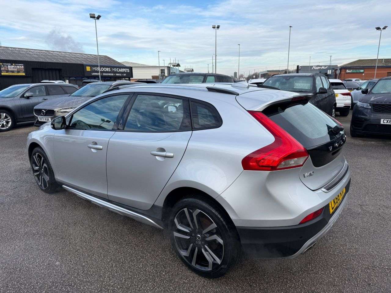 A 2018 VOLVO V40 CROSS COUNTRY 1.5 T3 GPF Pro Hatchback 5dr Petrol Auto Euro 6-2 FORMER KEEPERS FINISHED I A 2018 VOLVO V40 CROSS COUNTRY 1.5 T3 GPF Pro Hatchback 5dr Petrol Auto Euro 6-2 FORMER KEEPERS FINISHED I