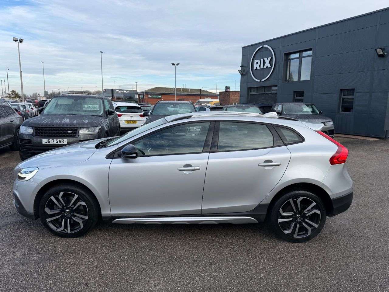 A 2018 VOLVO V40 CROSS COUNTRY 1.5 T3 GPF Pro Hatchback 5dr Petrol Auto Euro 6-2 FORMER KEEPERS FINISHED I A 2018 VOLVO V40 CROSS COUNTRY 1.5 T3 GPF Pro Hatchback 5dr Petrol Auto Euro 6-2 FORMER KEEPERS FINISHED I