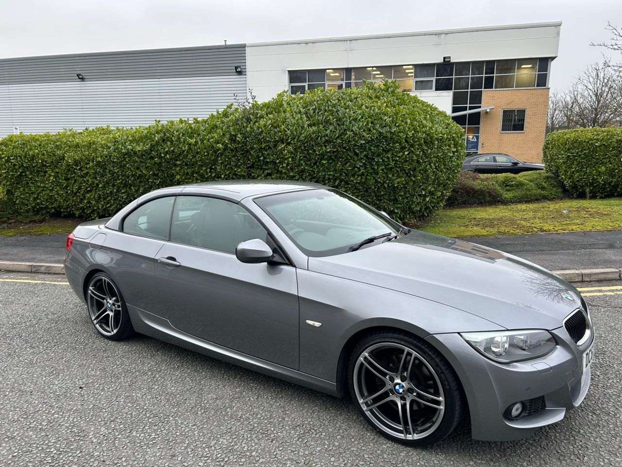 A 2013 BMW 3 SERIES 2.0 320d M Sport Convertible 2dr Diesel Auto Euro 5 (184 ps)-Factory Extras A 2013 BMW 3 SERIES 2.0 320d M Sport Convertible 2dr Diesel Auto Euro 5 (184 ps)-Factory Extras