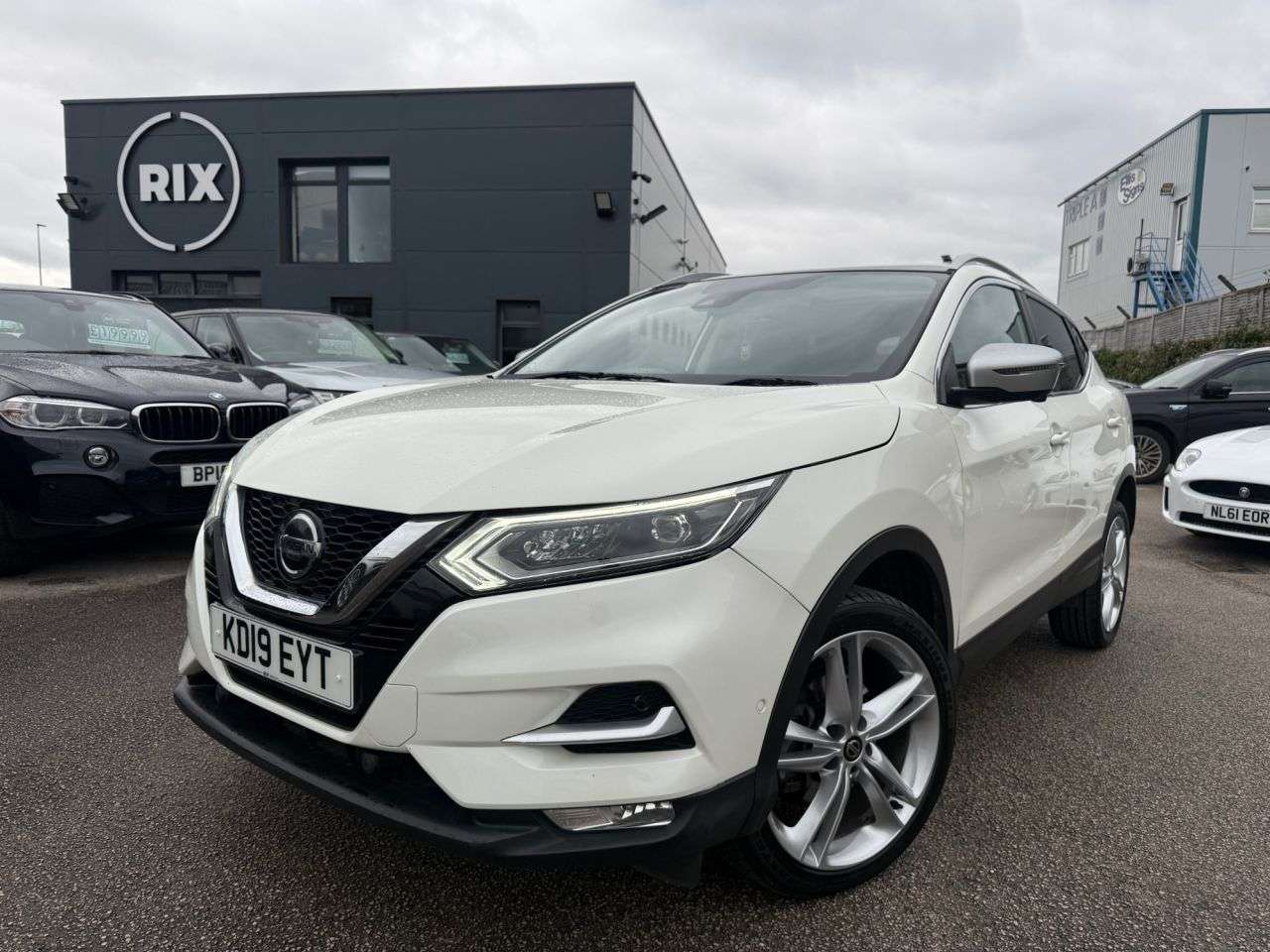 A 2019 NISSAN QASHQAI 1.3 DIG-T N-Motion SUV 5dr Petrol Manual Euro 6-PANORAMIC GLASS ROOF-BLUETO A 2019 NISSAN QASHQAI 1.3 DIG-T N-Motion SUV 5dr Petrol Manual Euro 6-PANORAMIC GLASS ROOF-BLUETO
